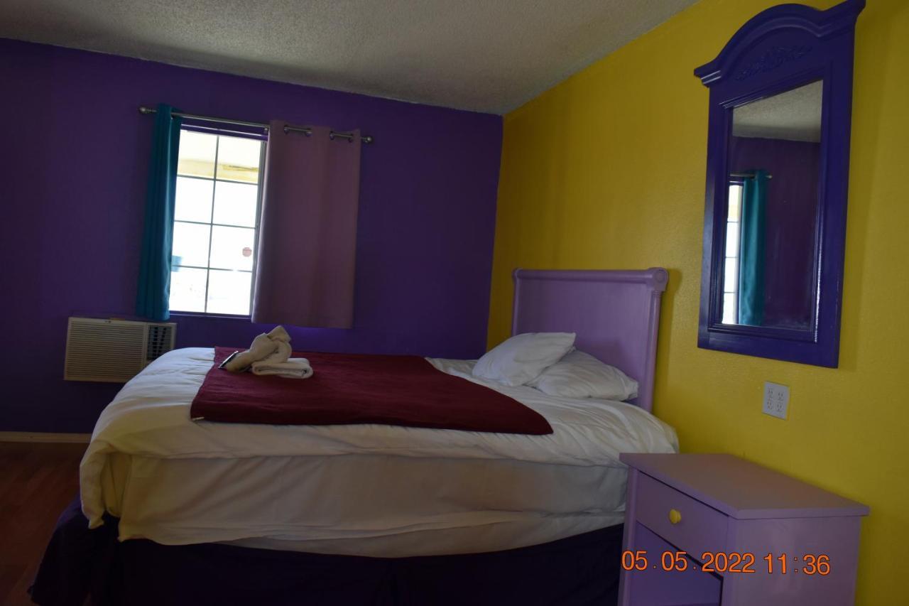 9 Palms Motel